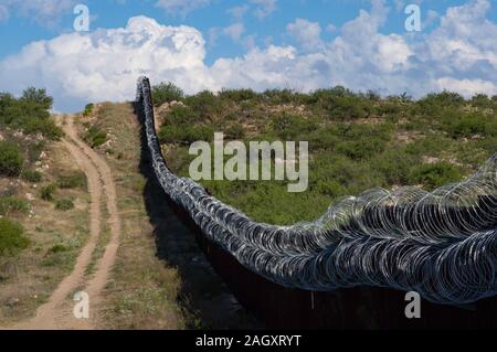 Grenze Mauer/Zaun mit transluzenten Draht, Sasabe, Arizona Stockfoto