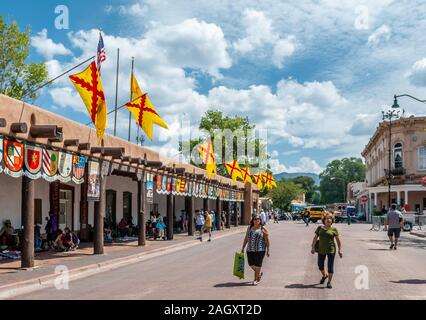 Santa Fe Plaza, Palast der Gouverneure und gebürtige amerikanische Anbieter, Santa Fe, New Mexico, USA. Stockfoto
