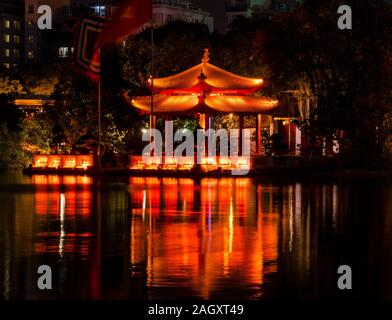 Ngoc Son Tempel ist abends beleuchtet, mit Reflexionen in See Hoan Kiem, Hanoi, Vietnam, Asien Stockfoto