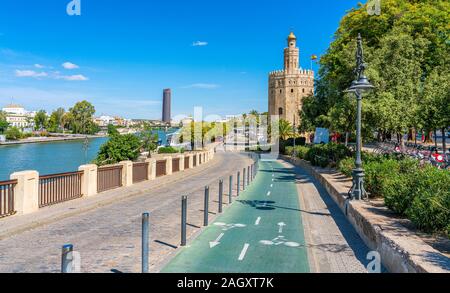 Malerische Anblick in Sevilla mit den berühmten Torre del Oro und den Guadalquivir Fluss. Andalusien, Spanien. Stockfoto