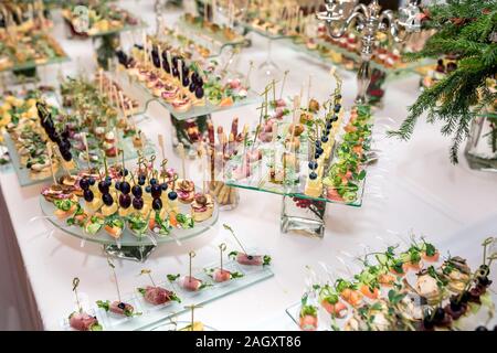 Catering. Off-site Essen. Buffet mit verschiedenen Häppchen, Sandwiches, Hamburger und Snacks. Stockfoto