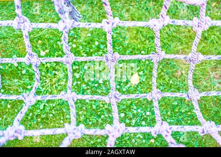 Textur grünes Gras natürliche und Fußball Ziel net Hintergrund. Fußball-web auf dem Feld. Stockfoto