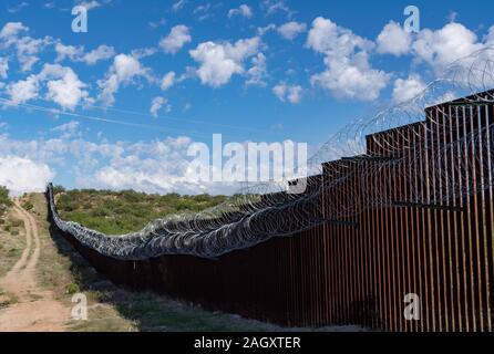 Grenze Mauer/Zaun mit transluzenten Draht, Sasabe, Arizona Stockfoto