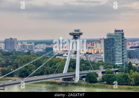 Bratislava, Slowakei - 22. August 2019: SNP Neue Brücke über den Fluss Danude Antenne Panoramablick in Bratislava. Bratislava ist die Hauptstadt der Slowakei. Stockfoto