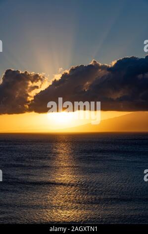 Sonnenuntergang über Lanai, aus dem Kahana, Maui, Hawaii Stockfoto