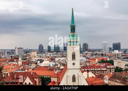 Bratislava, Slowakei - 22. August 2019: Blick auf Bratislava Stadt mit St. Martin's Cathedral. Bratislava ist die Hauptstadt der Slowakei Stockfoto