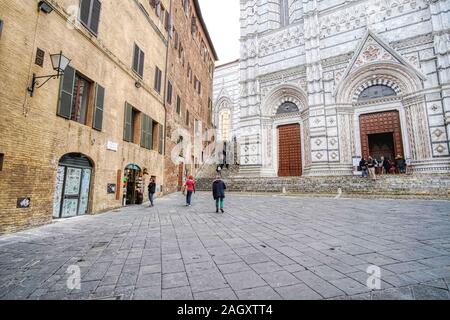 Siena, Italien - 03. März 2019: Baptisterium San Giovanni, ein imposantes Denkmal der Stadt, besucht von Touristen aus aller Welt Stockfoto