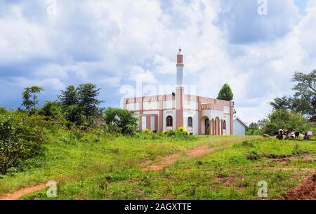 Ansicht eines typischen kleinen Straßenrand muslimische Moschee ausserhalb eines Dorfes in der westlichen Region von Uganda Stockfoto