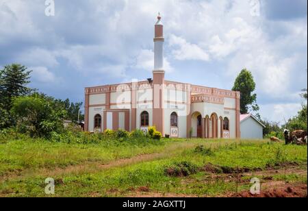 Ansicht eines typischen kleinen Straßenrand muslimische Moschee ausserhalb eines Dorfes in der westlichen Region von Uganda Stockfoto