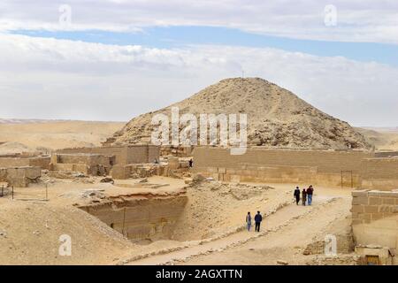 Blick auf einen kleineren ruiniert Pyramide von der Stufenpyramide des Djoser in Sakkara, einer alten Grabstätte in Ägypten, Nekropole der alten Hauptstadt Memphis Stockfoto