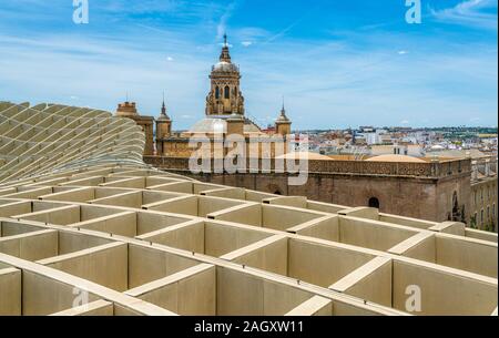 Panoramablick von der Metropol Parasol Terrasse an einem sonnigen Nachmittag in Sevilla, Andalusien, Spanien. Stockfoto