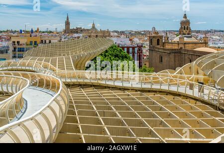 Panoramablick von der Metropol Parasol Terrasse an einem sonnigen Nachmittag in Sevilla, Andalusien, Spanien. Stockfoto