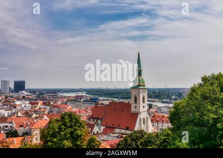 Bratislava, Slowakei - 22. August 2019: Blick auf Bratislava Stadt mit St. Martin's Cathedral. Bratislava ist die Hauptstadt der Slowakei Stockfoto