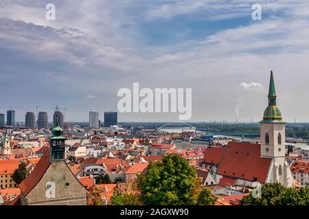 Bratislava, Slowakei - 22. August 2019: Blick auf Bratislava Stadt mit St. Martin's Cathedral. Bratislava ist die Hauptstadt der Slowakei Stockfoto