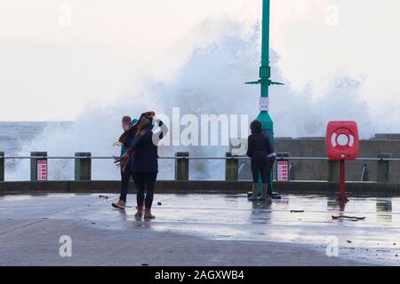 West Bay, Dorset, Großbritannien. 22. Dezember 2019. UK Wetter. Gefährliche Bedingungen am Meer Dorf West Bay in Dorset als riesige Wellen gegen die Pier. Foto: Graham Jagd-/Alamy leben Nachrichten Stockfoto