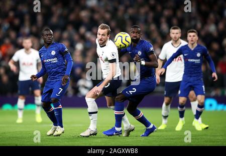 Tottenham Hotspur ist Harry Kane (Mitte links) und Chelsea's Antonio Rudiger (Mitte rechts) Kampf um den Ball während der Premier League Spiel gegen Tottenham Hotspur Stadium, London. Stockfoto