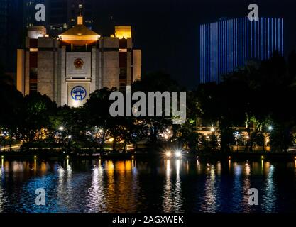 Hanoi kommunale Volkskomitees Gebäude abends beleuchtet, See Hoan Kiem, Hanoi, Vietnam, Asien Stockfoto