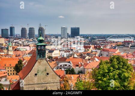 Bratislava, Slowakei - 22. August 2019: Blick auf Bratislava Stadt mit St. Martin's Cathedral. Bratislava ist die Hauptstadt der Slowakei Stockfoto