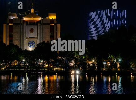 Hanoi kommunale Volkskomitees Gebäude abends beleuchtet, See Hoan Kiem, Hanoi, Vietnam, Asien Stockfoto