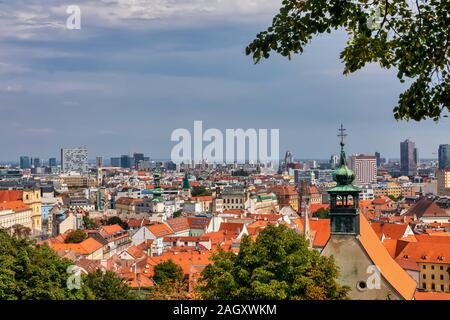 Bratislava, Slowakei - 22. August 2019: Blick auf Bratislava Stadt mit St. Martin's Cathedral. Bratislava ist die Hauptstadt der Slowakei Stockfoto