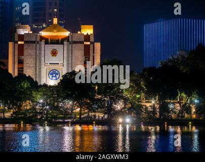 Hanoi kommunale Volkskomitees Gebäude abends beleuchtet, See Hoan Kiem, Hanoi, Vietnam, Asien Stockfoto