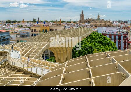 Panoramablick von der Metropol Parasol Terrasse an einem sonnigen Nachmittag in Sevilla, Andalusien, Spanien. Stockfoto