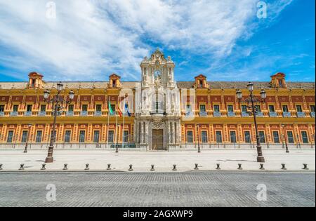 San Telmo Palast (Palacio de San Telmo) in Sevilla an einem sonnigen Sommertag. Andalusien, Spanien. Stockfoto