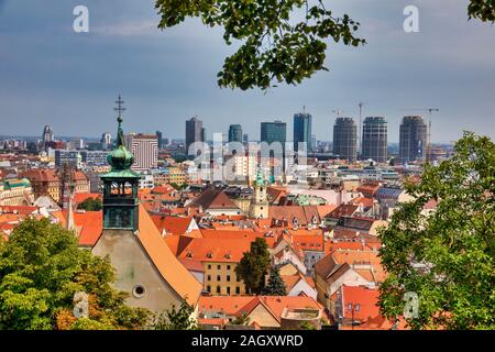 Bratislava, Slowakei - 22. August 2019: Blick auf Bratislava Stadt mit St. Martin's Cathedral. Bratislava ist die Hauptstadt der Slowakei Stockfoto