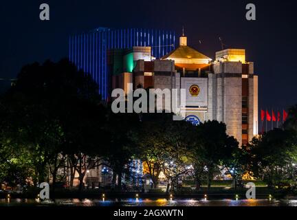 Hanoi kommunale Volkskomitees Gebäude abends beleuchtet, See Hoan Kiem, Hanoi, Vietnam, Asien Stockfoto