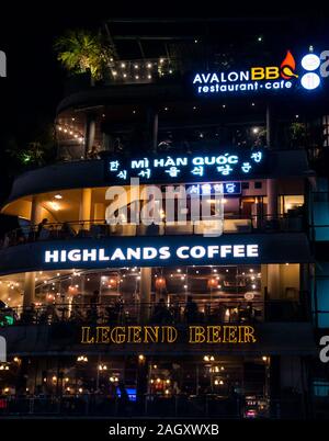 Restaurants und Bars abends beleuchtet mit einem Hochland Kaffee und Legende Bier, Hoan Kiem District, Hanoi, Vietnam, Asien Stockfoto