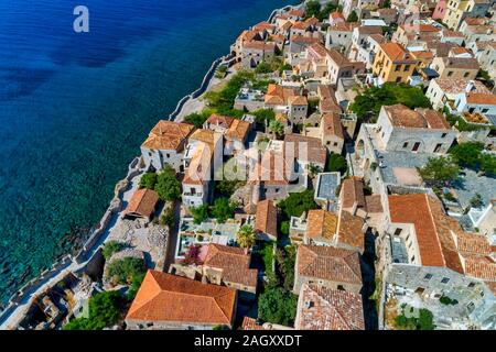 Luftbild der Altstadt von Monemvasia in Lakonien, Peloponnes, Griechenland. Monemvasia ist oft "Die griechischen Gibraltar" genannt. Stockfoto