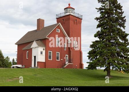 Zwei Häfen Lighhouse mit einem DCB-224 aerobeacon Licht, das leuchtet ein Durchschnitt von 17 nautischen Meilen über dem nördlichen Ufer des Lake Superior, Minnesota. Stockfoto