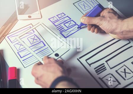 Ux Graphic Designer skizzieren Drahtmodell für mobile App und Website Entwicklung Stockfoto