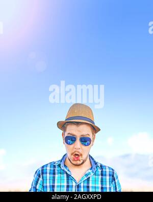 Ein Mann auf der sonnigen Strand, überrascht von etwas. Stockfoto