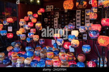 Bunte Kerzenhalter auf Anzeige an der Edinburgh Weihnachtsmarkt. Stockfoto