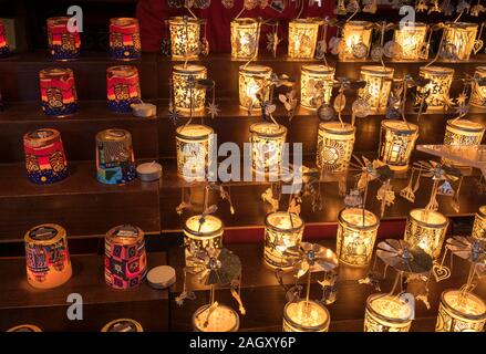 Bunte Kerzenhalter auf Anzeige an der Edinburgh Weihnachtsmarkt. Stockfoto