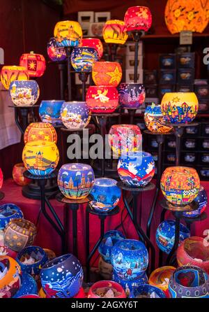 Bunte Kerzenhalter auf Anzeige an der Edinburgh Weihnachtsmarkt. Stockfoto