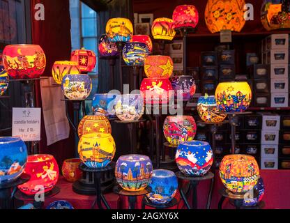 Bunte Kerzenhalter auf Anzeige an der Edinburgh Weihnachtsmarkt. Stockfoto