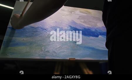 Artist kopist Farbe Marine mit Schiff im Ozean. Handwerker Dekorateur zeichnen wie Boot segeln am blauen Meer mit Acryl öl Farbe. Stockfoto