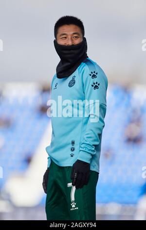 Wu Lei der RCD Espanyol erwärmt, bevor die Liga Match zwischen CD Leganes und RCD Espanyol an Butarque Stadion in Leganes. (Final Score: CD Leganes 2:0 RCD Espanyol) Stockfoto