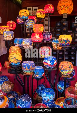 Bunte Kerzenhalter auf Anzeige an der Edinburgh Weihnachtsmarkt. Stockfoto