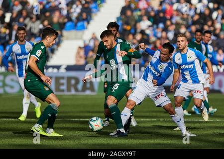 Roque Mesa von CD Leganes und David Lopez von RCD Espanyol in Aktion während der Liga Match zwischen CD Leganes und RCD Espanyol an Butarque Stadion in Leganes gesehen. (Final Score: CD Leganes 2:0 RCD Espanyol) Stockfoto