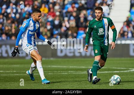 Youssef En-Nesyri von CD Leganes und David Lopez von RCD Espanyol in Aktion während der Liga Match zwischen CD Leganes und RCD Espanyol an Butarque Stadion in Leganes gesehen. (Final Score: CD Leganes 2:0 RCD Espanyol) Stockfoto