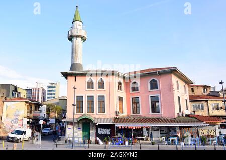 Istanbul, Türkei. Moschee am Hafen in Kadıköy Stockfoto