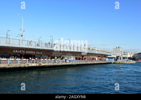 Türkei, Istanbul. Blick auf die Galata Brücke in Istanbul Stockfoto