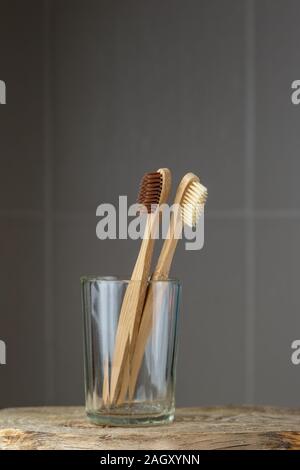 Zwei umweltfreundliche Bambus Bürsten in einem Glas. Null Abfall Konzept Stockfoto