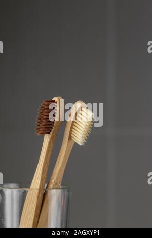 Zwei umweltfreundliche Bambus Bürsten in einem Glas. Null Abfall Konzept Stockfoto