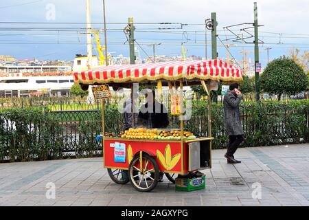 Istanbul, Türkei. Maiskolben und Kastanie Verkäufer in Eminönü Stockfoto