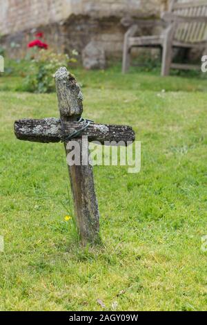 Die Pfarrkirche der Heiligen Maria Lower Slaughter, hölzernes Kreuz in der Grabstätte Stockfoto