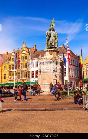 Brügge, Belgien - 10 April, 2016: Marktplatz oder Grote Markt mit bunten traditionellen Häusern, Statue von Jan Breydel und Pieter de Coninck, pe Stockfoto